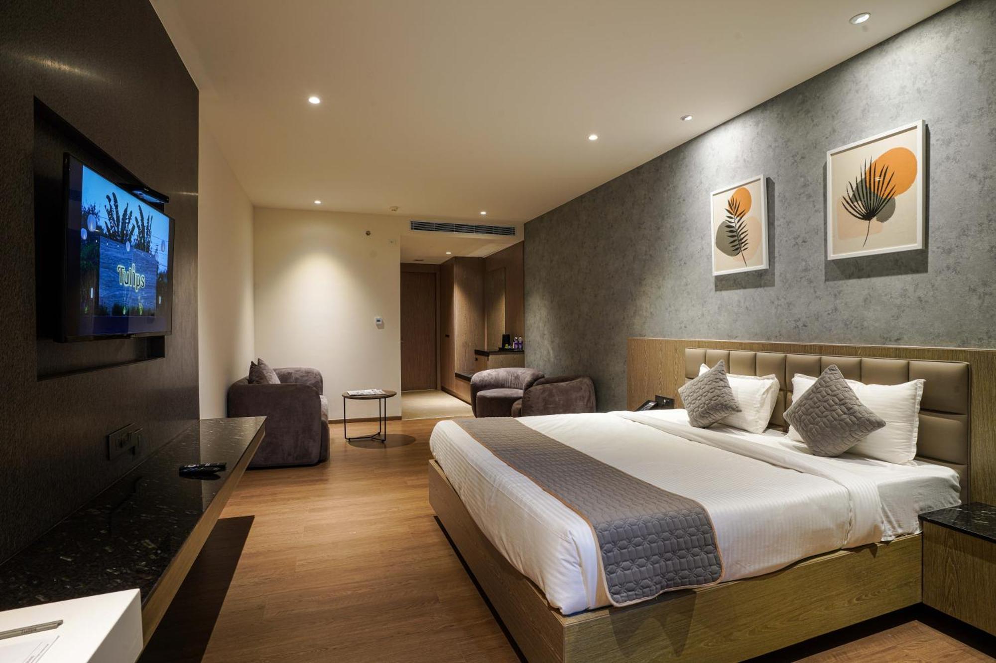 Hotel Tulips Grand 4*